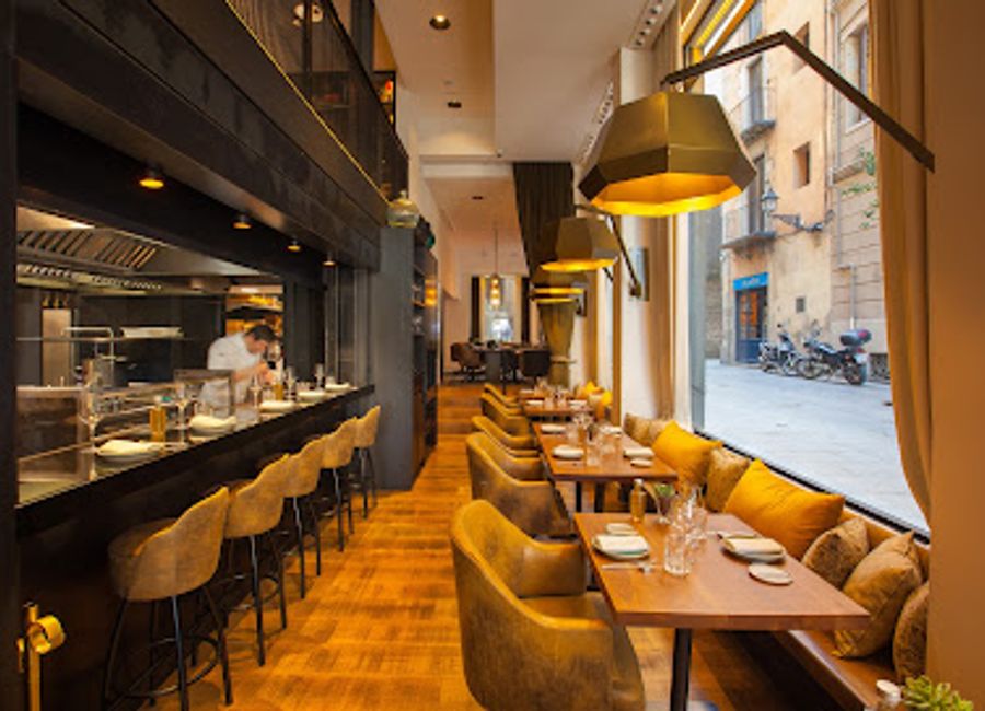 Experience the authentic taste of Mediterranean cuisine at Restaurante Informal in the heart of Barcelona's Ciutat Vella.