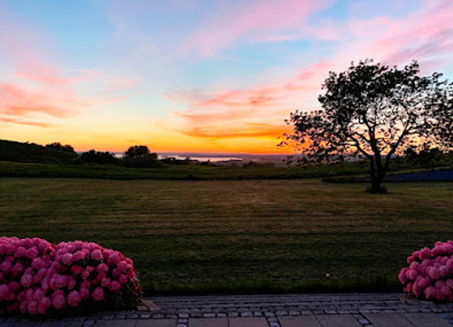 Discover MolsCafeen: A delightful restaurant and bed & breakfast nestled in Ebeltoft's beautiful landscapes offering local cuisine and stunning views.