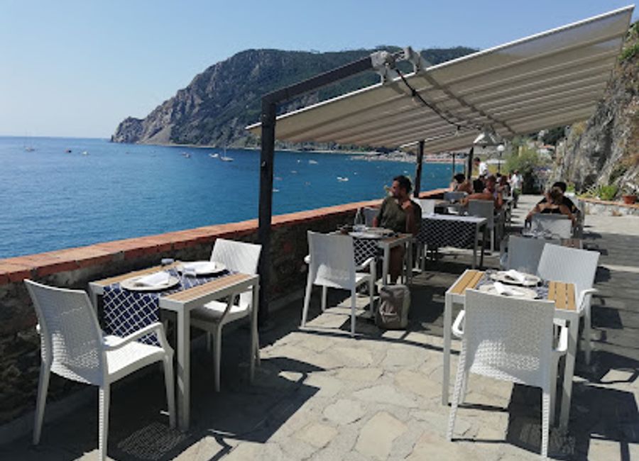 Experience authentic Italian seafood at Ristorante L'Ancora della Tortuga in Monterosso al Mare, where breathtaking views meet exquisite flavors.