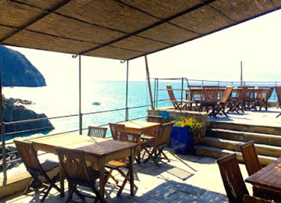 Discover Bar e Vini a Pié de Ma: A hidden gem in Riomaggiore offering exquisite wines and authentic Italian cuisine with breathtaking sea views.