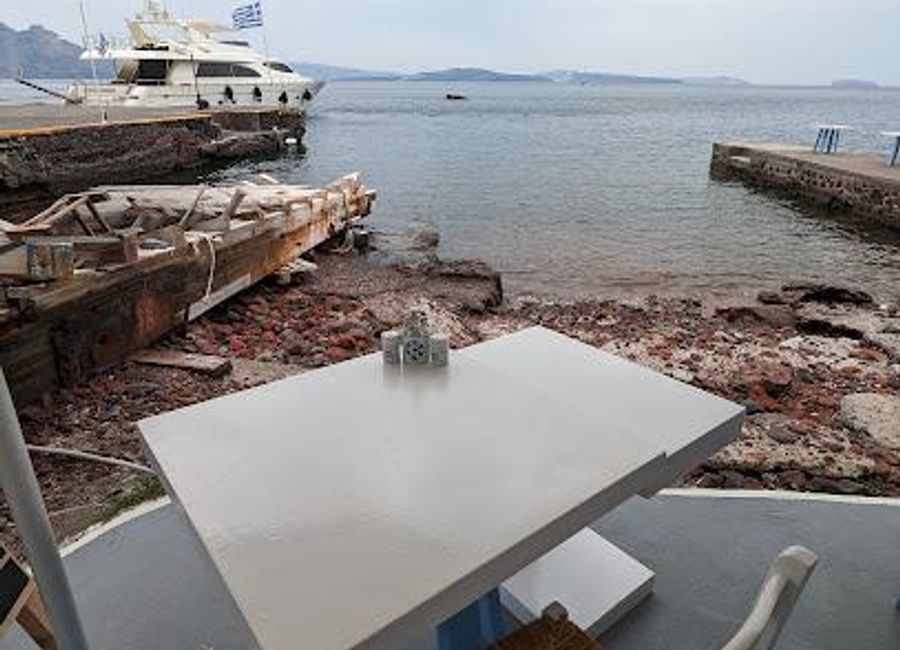 Discover exquisite seafood dining with breathtaking views at Armeni Restaurant in Oía – an unforgettable culinary journey on Santorini's coast.