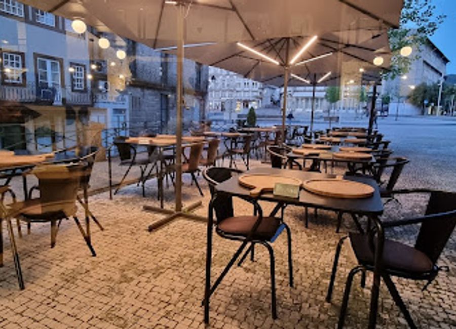 Experience authentic Italian cuisine at Pizzaria Luzzo in Guimarães - where every slice tells a delicious story.