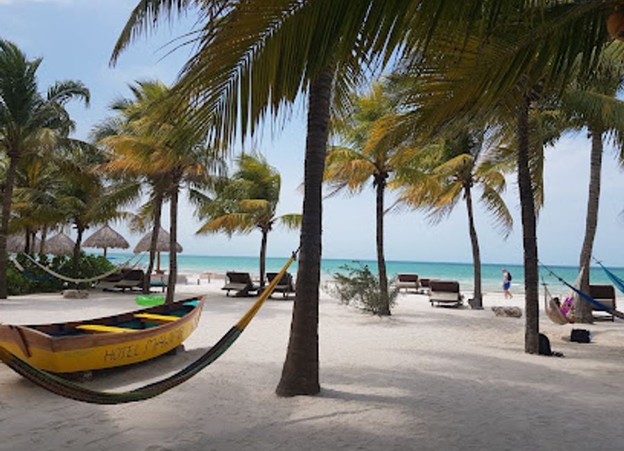 Discover authentic Mexican cuisine at Taco Queto in Holbox – where fresh ingredients meet delicious flavors in a vibrant setting.