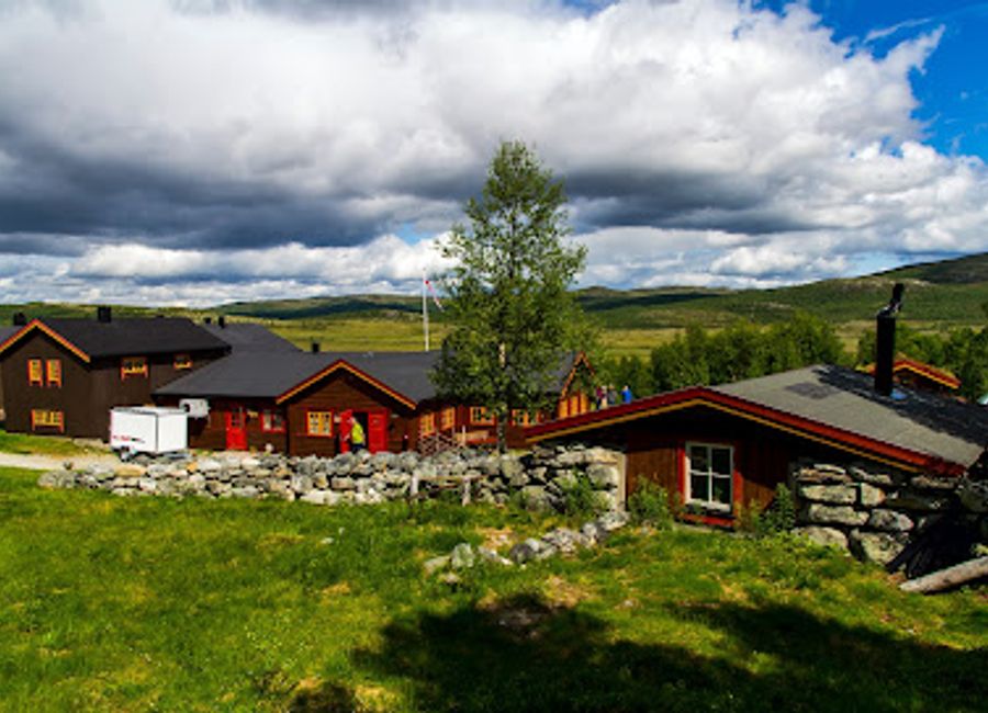 Experience authentic Norwegian dining at Gjetbergsvollen Restaurant in Røros - where tradition meets taste.