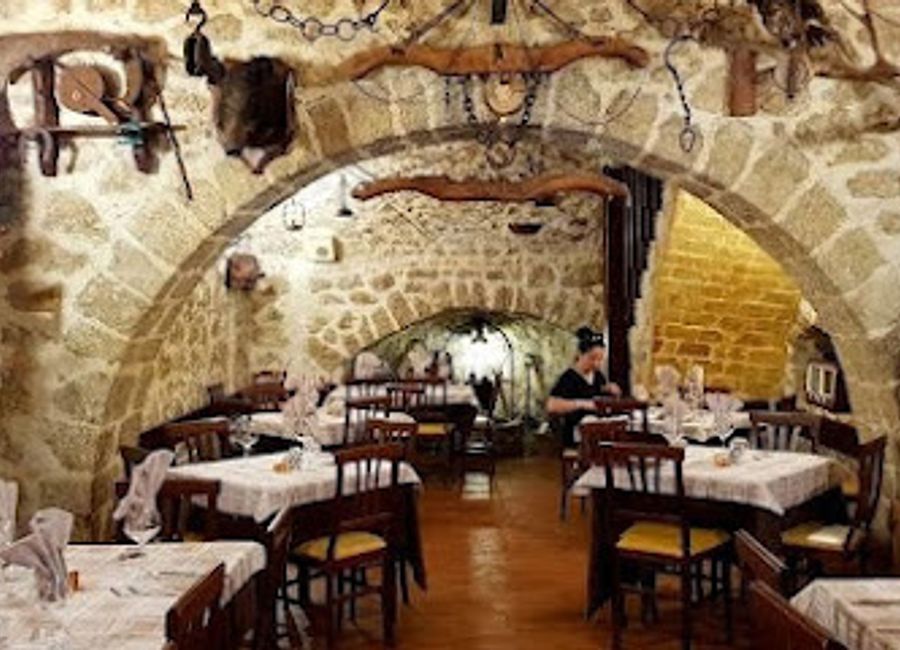 Experience authentic Roman cuisine at Roma Sparita in Trastevere—home to iconic dishes like Cacio e Pepe amidst charming surroundings.