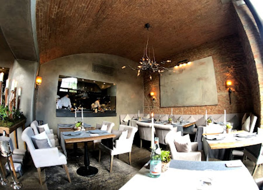 Experience fine dining at Saporium Firenze – where traditional Tuscan cuisine meets modern culinary artistry along the Arno River.