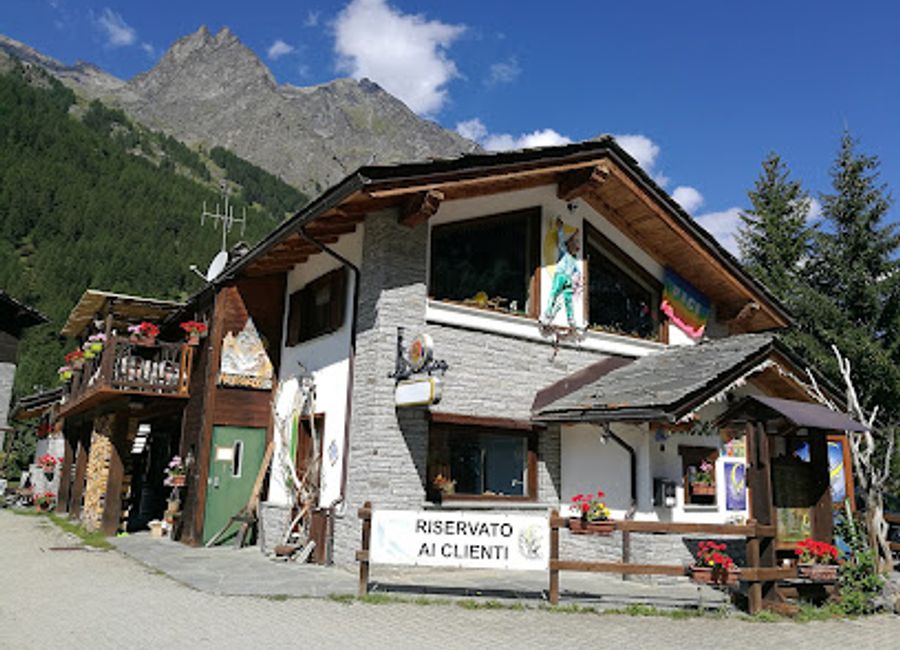 Experience authentic Italian cuisine at L'Abro de la Leunna in Valsavarenche – where local flavors meet warm hospitality amidst breathtaking mountain views.