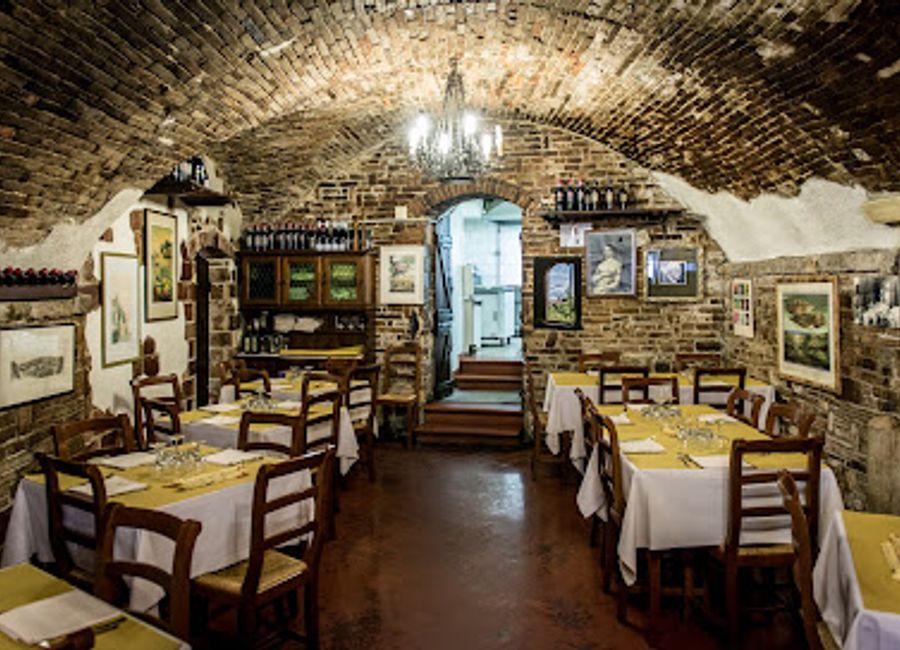 Experience authentic Italian cuisine at Ristorante Taverna La Fornarina in Urbino – where tradition meets taste.