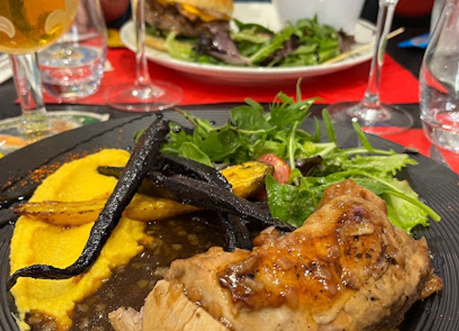 Experience exquisite dining at Restaurant Le Comptoir in Lourdes – where local flavors meet exceptional service in a charming atmosphere.