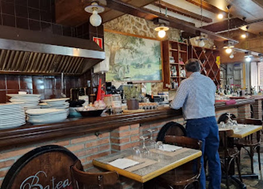 Experience authentic Spanish cuisine at Taberna Romero in Tarragona - where local flavors meet warm hospitality.