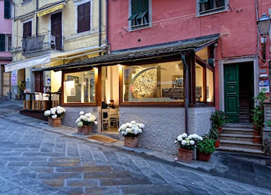 Experience exquisite seafood dining at Il Grottino in Riomaggiore - where authentic Italian flavors meet breathtaking coastal views.