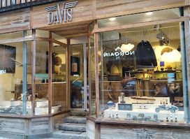 MAISON DAVIS - Concept Store & Art Gallery