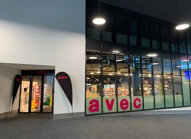 avec (inside train station, lower level)