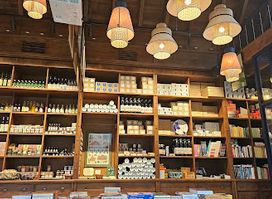 Trzynastka - sklep / bar z alkoholem i kawą / księgarnia / sklep z alkoholem