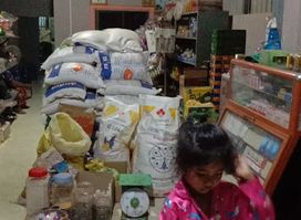 Sok Heng sell product