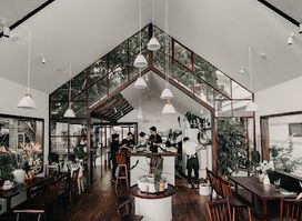Tiệm cafe phía tây mặt trời