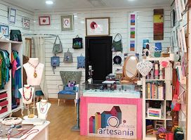 Quimera Artesanía. Bisutería, bolsos y ropa pintada.