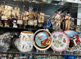 TOYS & SOUVENIRS