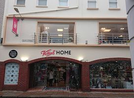 Voisins Home, Don Street