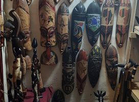 Gift Shops-Souvenir Vendors