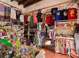 Curios Lupita's
