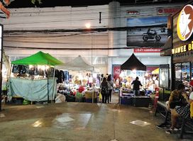 Kad Klang Wiang | กาดกลางเวียง ถนนคนเดิน