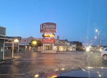 missouri/lake-of-the-ozarks/shop/the-landing-on-main-street