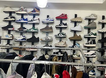 cameroon/limbe-beach/shop/paper-fashion