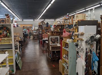 alabama/decatur/shop/firehouse-antiques-and-collectibles-station-2