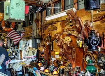 florida/apalachicola/shop/the-tin-shed-nautical-antiques