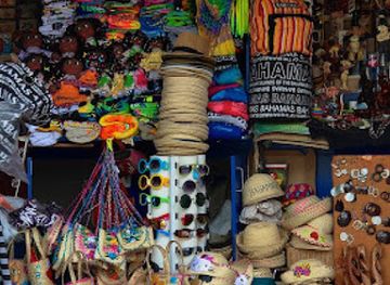 the-bahamas/nassau-and-paradise-island/shop/mini-straw-market