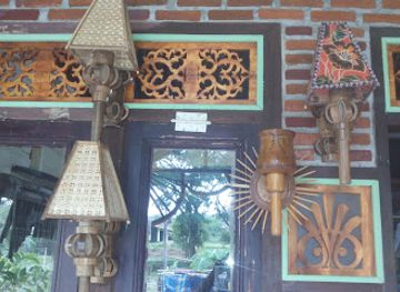 indonesia/bukit-lawang/shop/bamboo-galery-taupik-ali