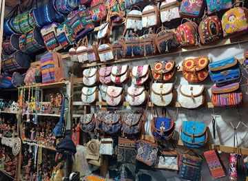 guatemala/caribbean-coast/shop/mercado-de-artesanias-el-carmen