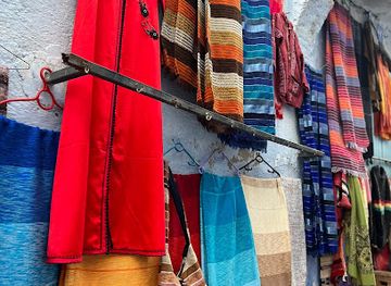 morocco/chefchaouen/shop/rugs-blankets-hand-weaver-s-cooperative-l-art-de-l-artisanat-berbere