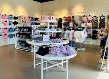 canada/eastern-townships/shop/ardene