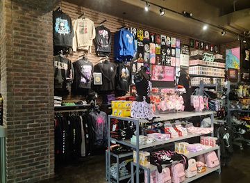 california/burbank/shop/hot-topic