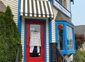 michigan/sleeping-bear-dunes-national-lakeshore/shop/happy-woman