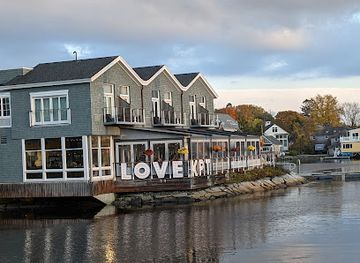 maine/kennebunkport/shop/dock-square-clothiers