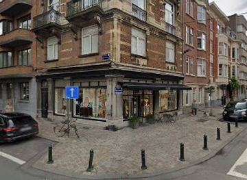 belgium/brussels/ixelles/shop/behind-shop