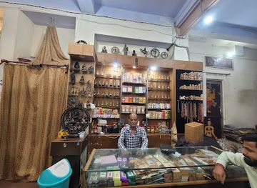 india/varanasi/dashashwamedh-ghat/shop/the-varanasi-silk-handicraft