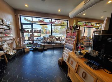 missouri/st-louis/central-west-end/shop/holliday