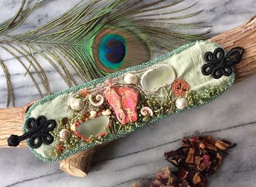 canada/prince-edward-island-national-park/shop/island-made-gift-shop-wire-wrapping-seaglass