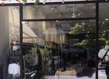 cambodia/phnom-penh/daun-penh/shop/phnom-penh-souvenir-shop