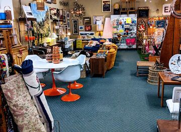 california/san-diego-beaches/shop/newport-avenue-antiques