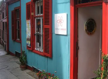 chile/valparaiso/cerro-bellavista/shop/rojo-galeria-arte-y-diseno-galeria-de-pintores-artesanos-y-disenadores-nacionales