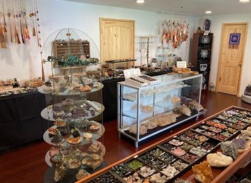 arkansas/lake-ouachita/shop/the-crystal-garden