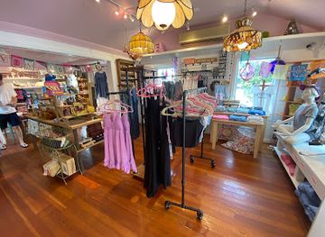 new-york/montauk/shop/vintage-pink