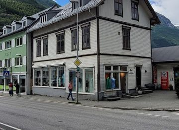 norway/trolltunga/shop/henne-mote