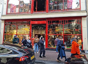 netherlands/amsterdam/de-wallen/shop/dam-square-souvenirs