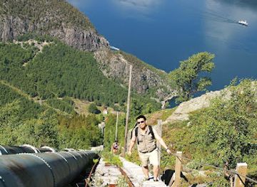 norway/lysefjord/shop/florlitrappene